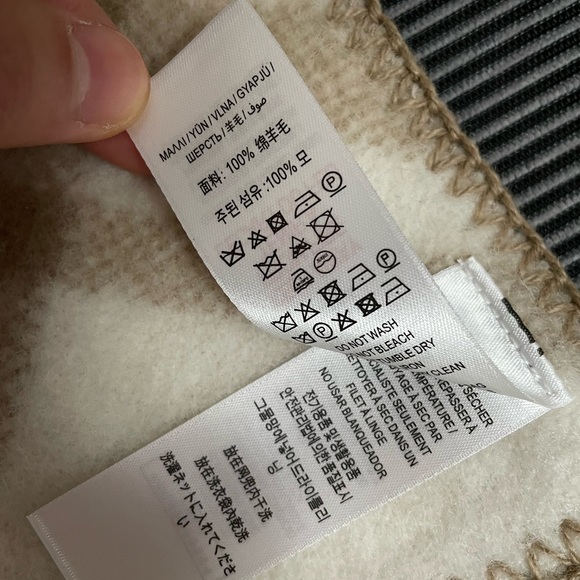 Burberry winter scarf - Picture 5 of 8